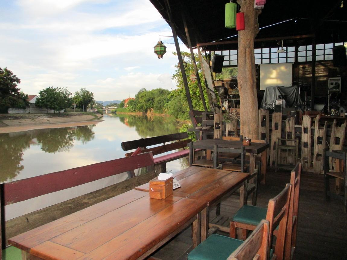 11-riverside-restaurarnt-lampang-1-.jpg