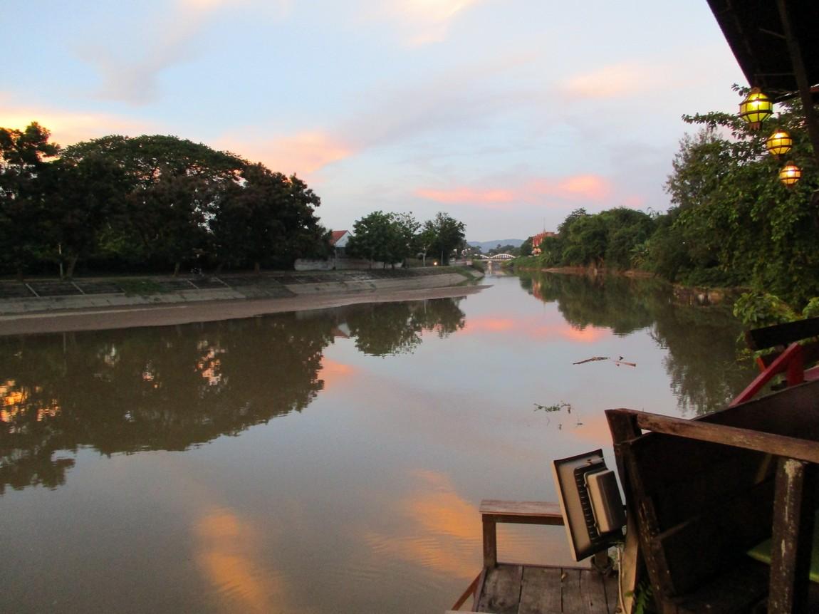 11-riverside-restaurarnt-lampang-2.jpg