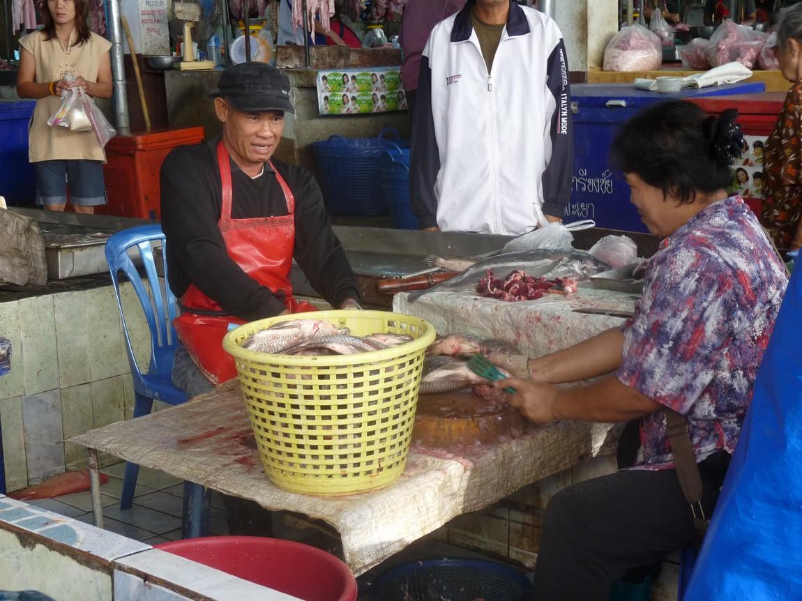 15-fishmonger-phayao-night-market.JPG