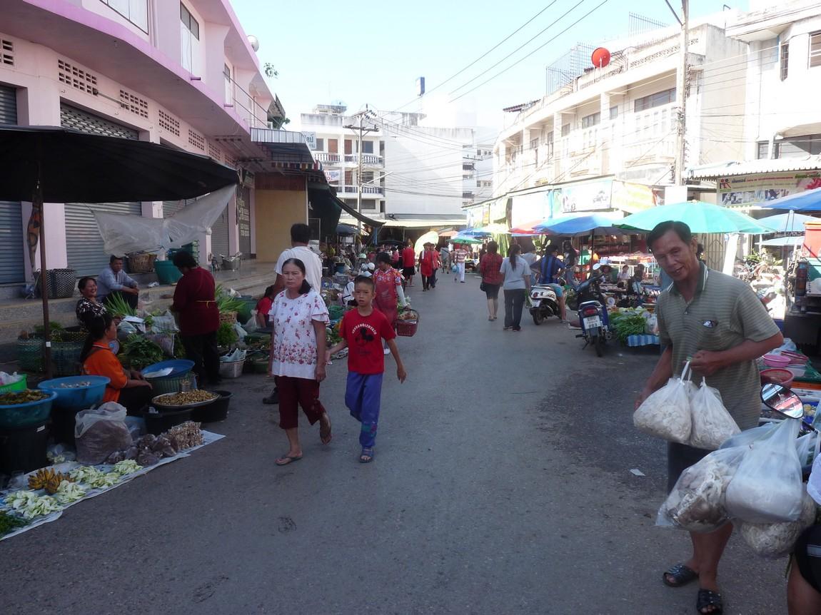 16-vegetables-phayao-night-market.JPG