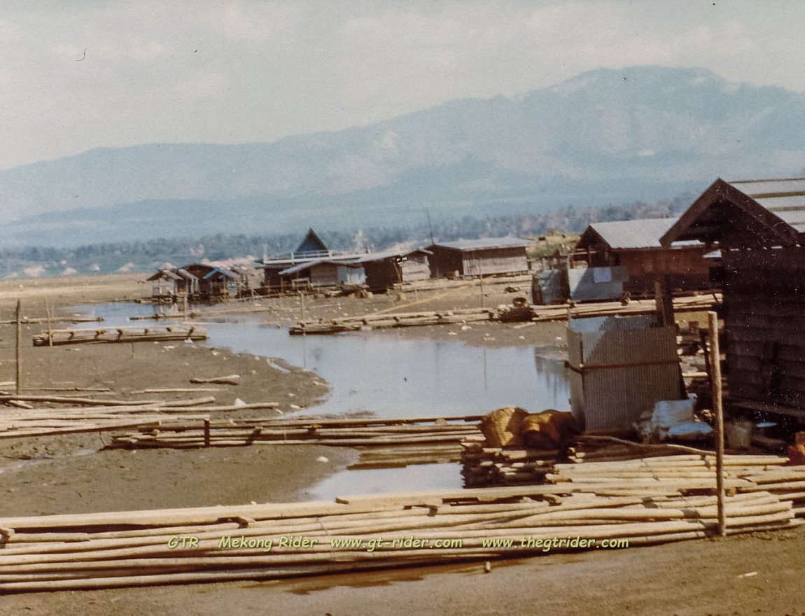 1979 - Doi Tao floating houses in dry season 1-234-122.jpg
