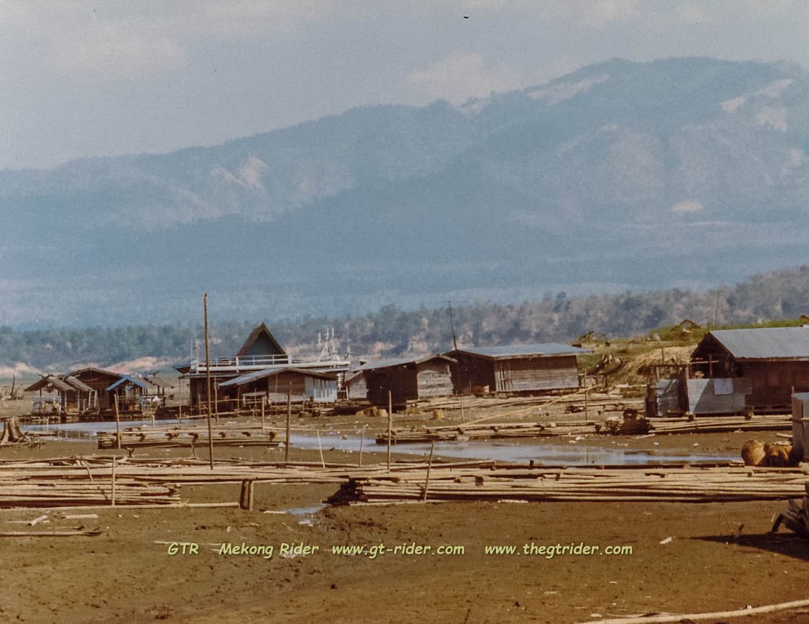 1979 - Doi Tao floating houses in dry season 2-236-123.jpg
