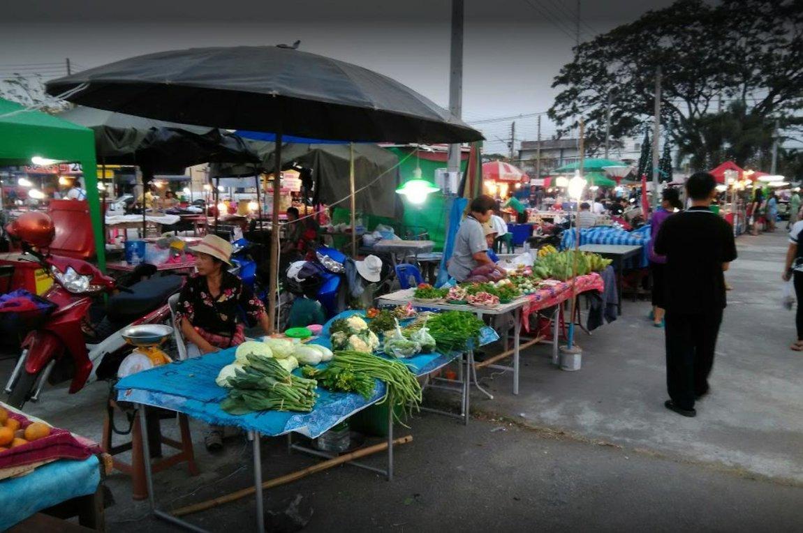 1d-vendors-food-night-market.jpg