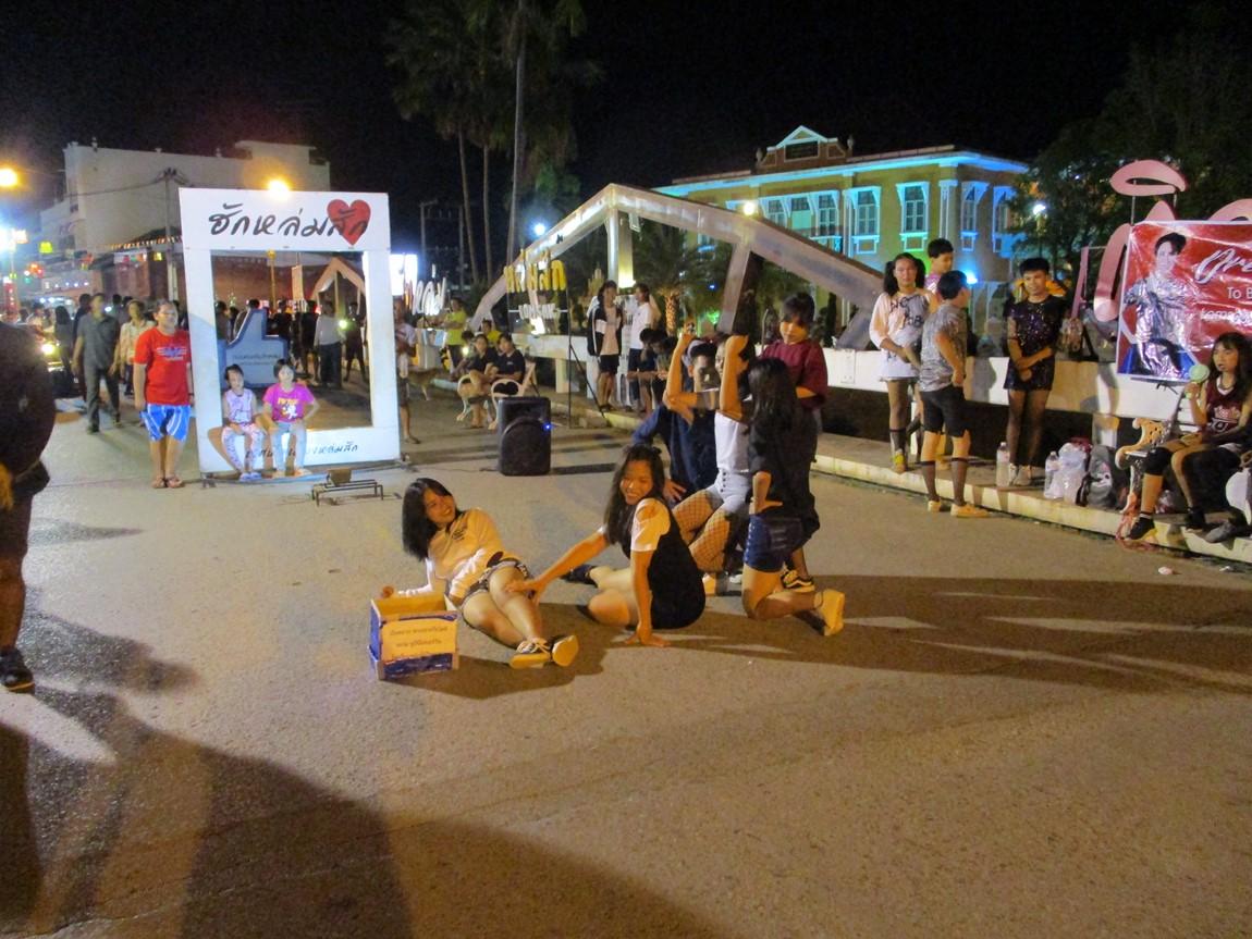 2-dance-group-lom-sak-night-market.JPG