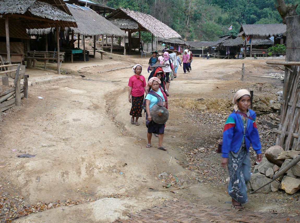 2009-03-24 17.17 Always People Walking.jpg