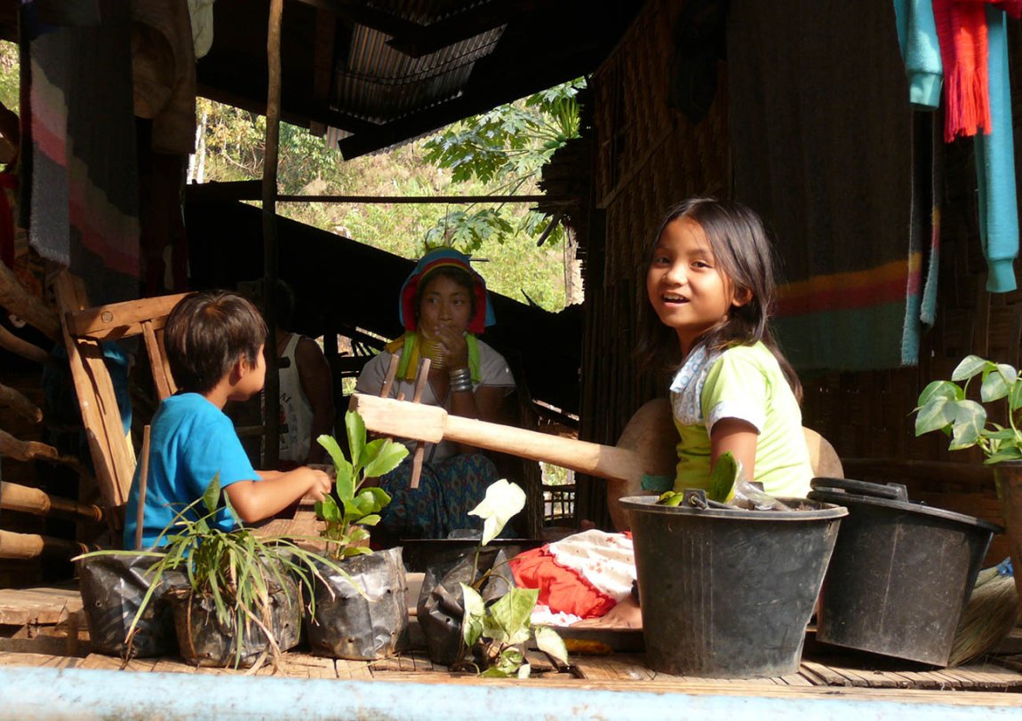 2009-03-24 17.30 Longneck Woman with Children.jpg
