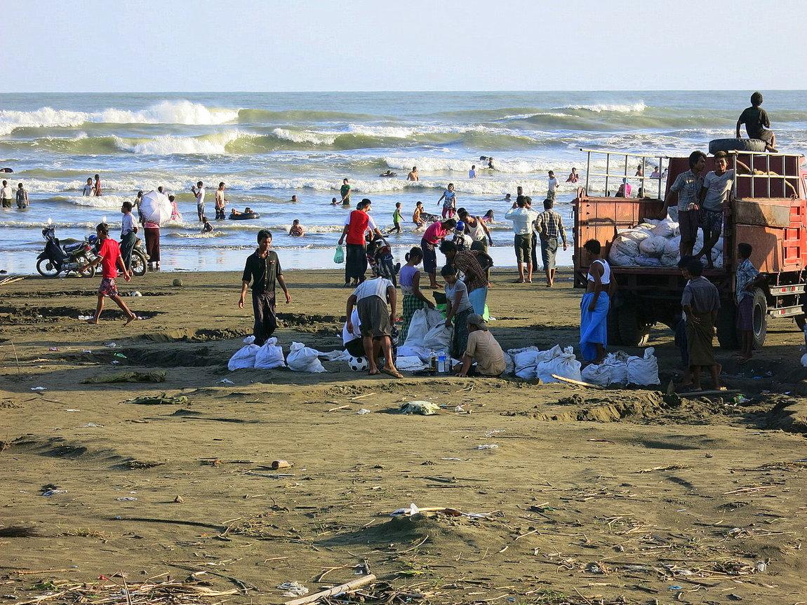 21. Back in Sittwe beach.JPG 21. Back in Sittwe beach.JPG