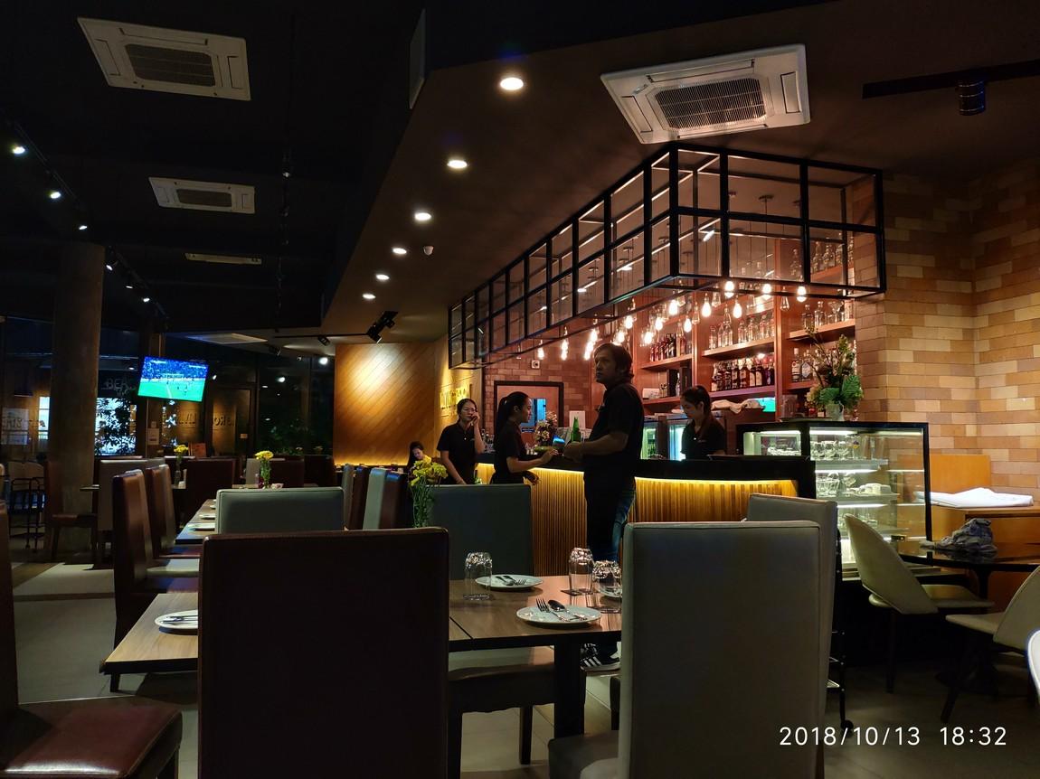 2a-living-room-restaurant.jpg