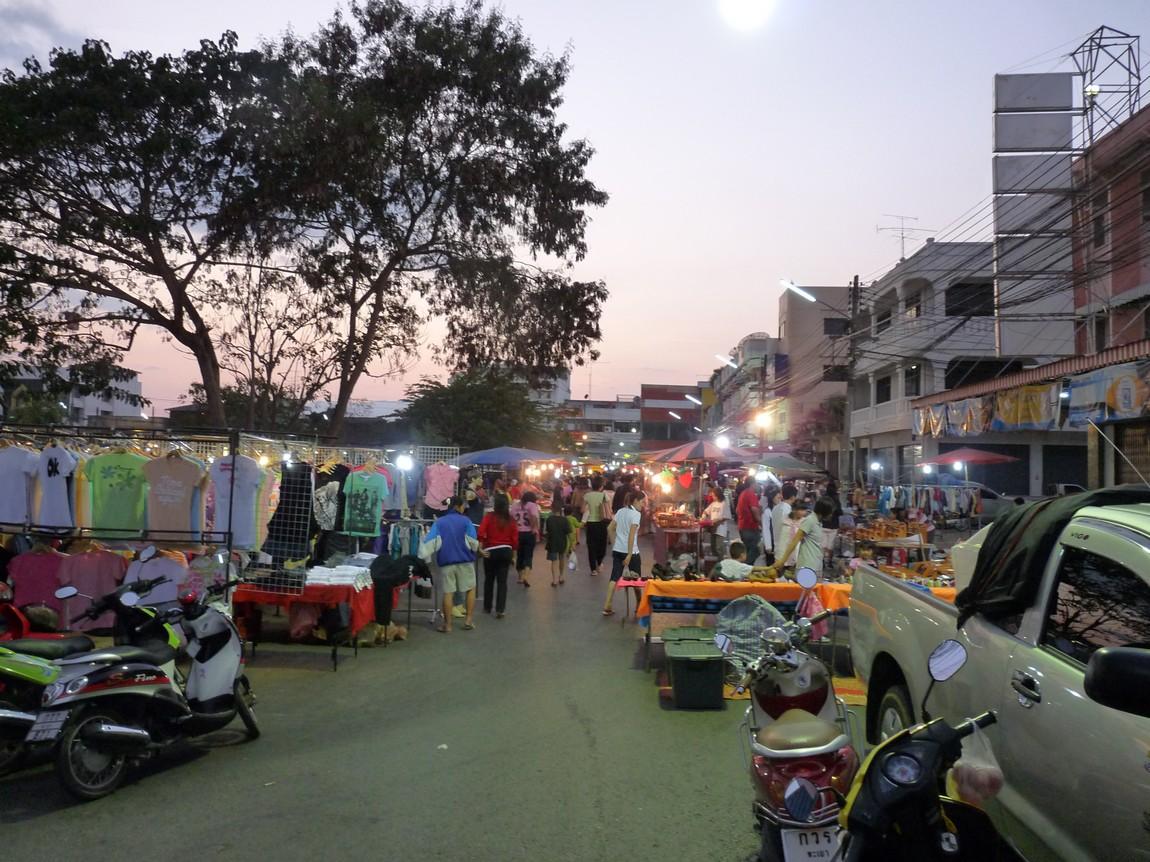2a-phayao-night-market.JPG