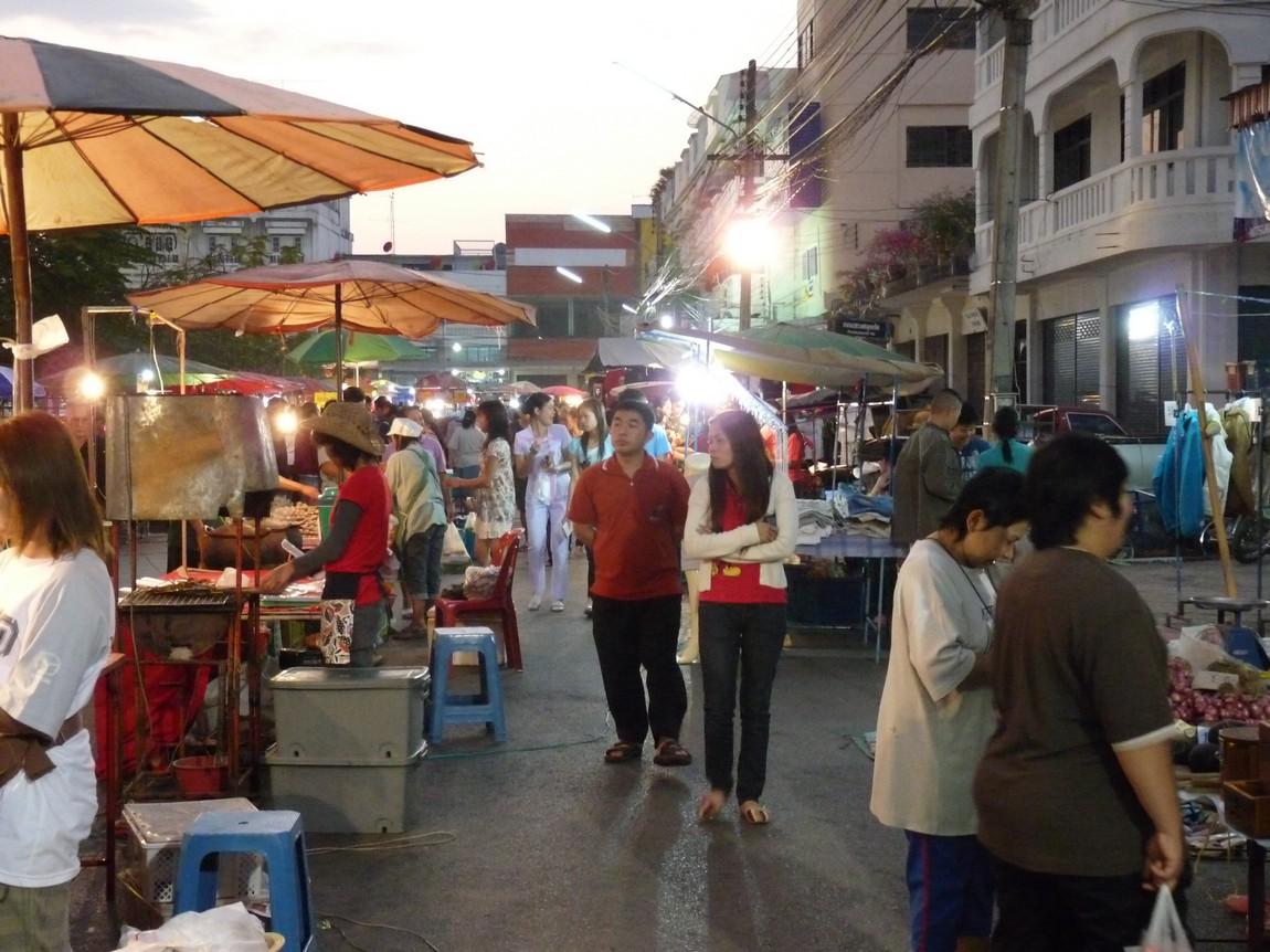 4-stalls-phayao-night-market.JPG