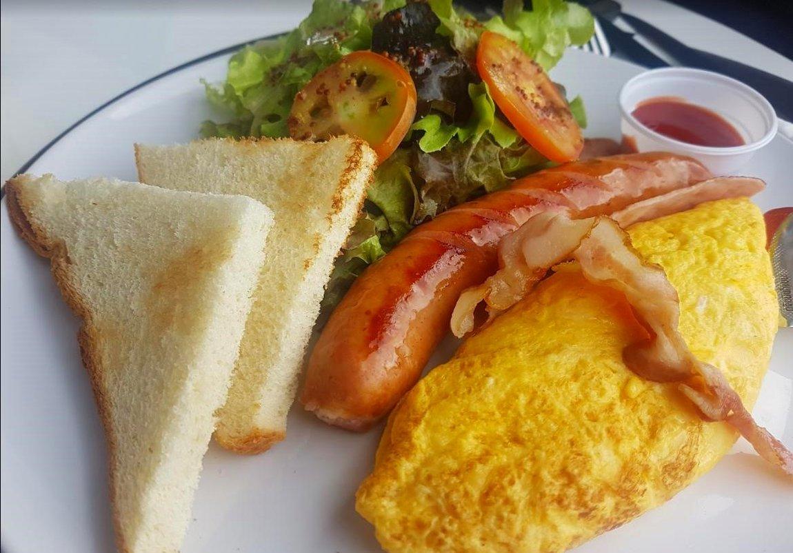 5-omelette-sausages-pino-latte-lom-sak.jpg