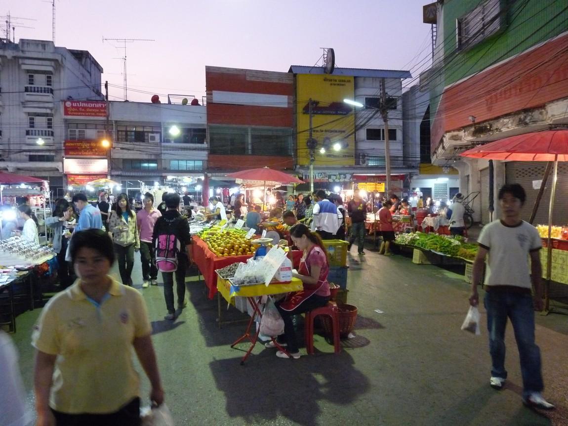 6-fruit-stalls-phayao-night-market.JPG