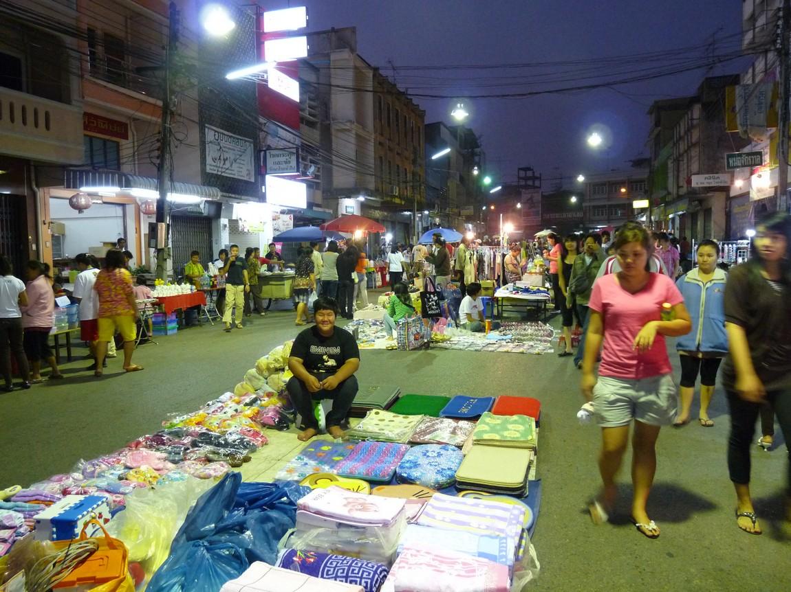 7-clothing-stalls-phayao-night-market.JPG