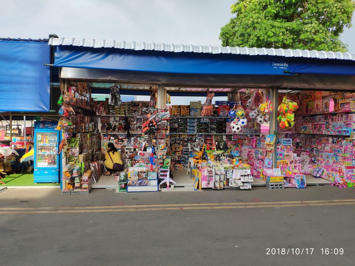 7c-indo-china-market-mukdahan.jpg
