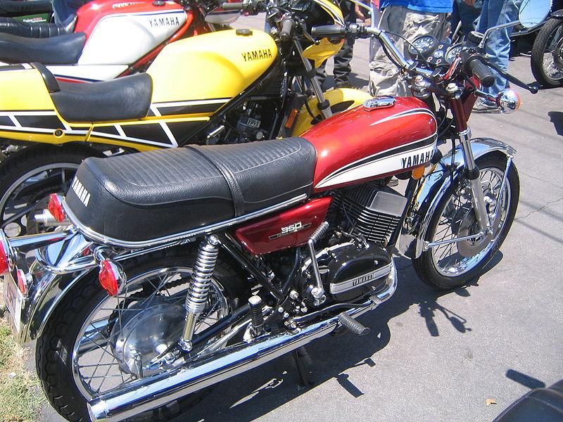 800px-Yamaha_RD350_maroon.jpg