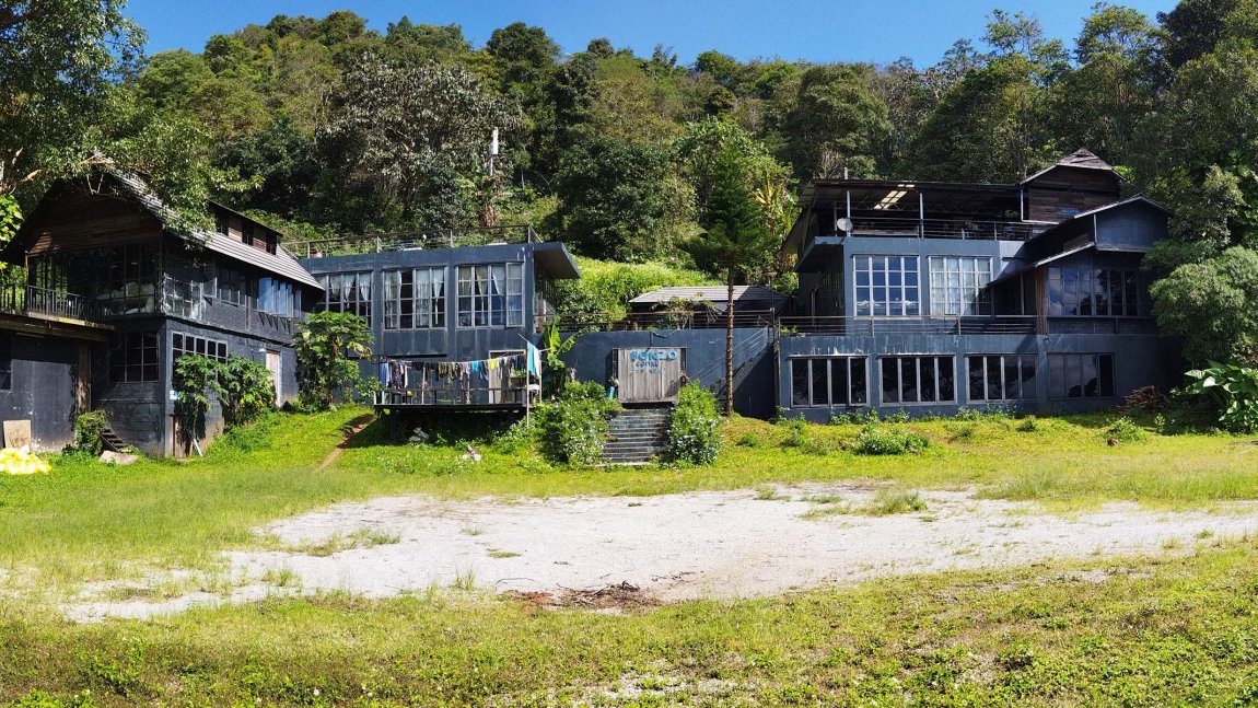 Abonzo Coffee fronted by laundry.jpg