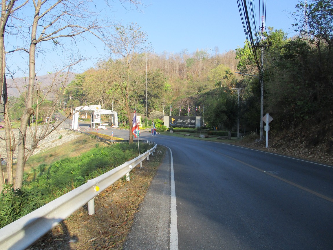 Bhumipol-Dam-area (2).JPG