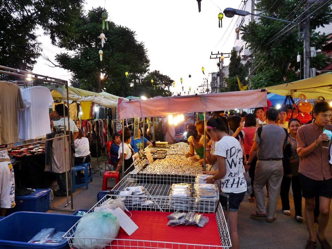 chiang-rai-walking-street-market-11.jpg