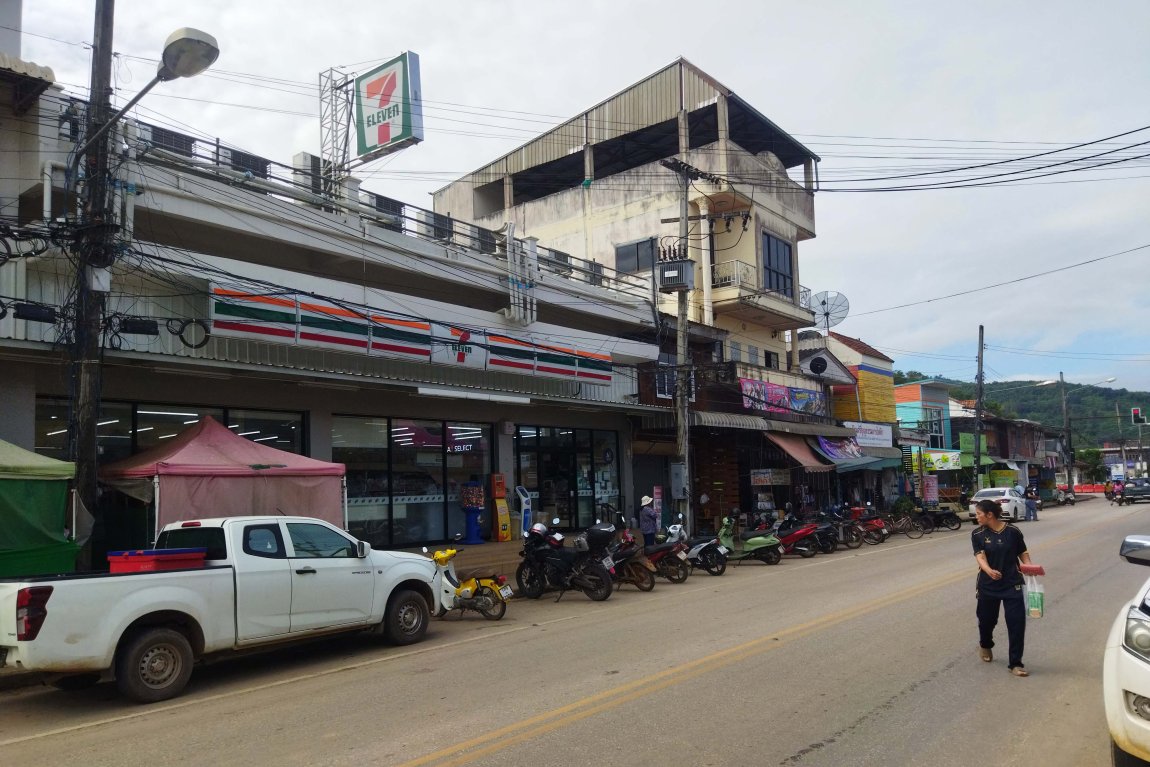 Downtown Pak Chom.jpg