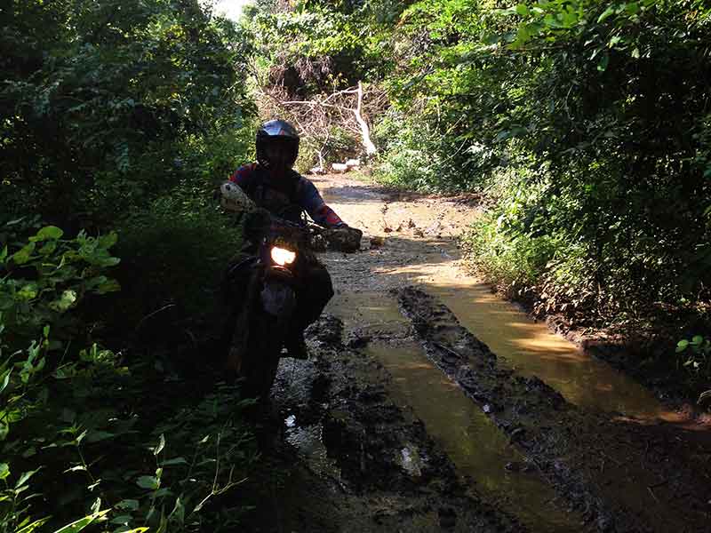enduro-cambodia-traversing-the-ruts.jpg