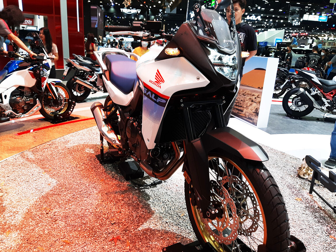 Honda_TransAlp750_front.jpg Honda_TransAlp750_front.jpg