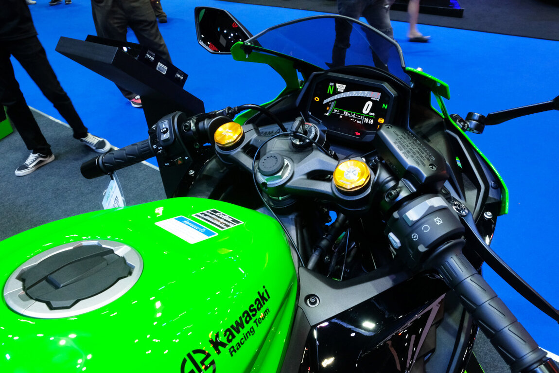 Kawasaki_ZX-4R-bars.jpg