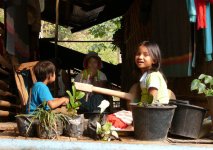 2009-03-24 17.30 Longneck Woman with Children.jpg